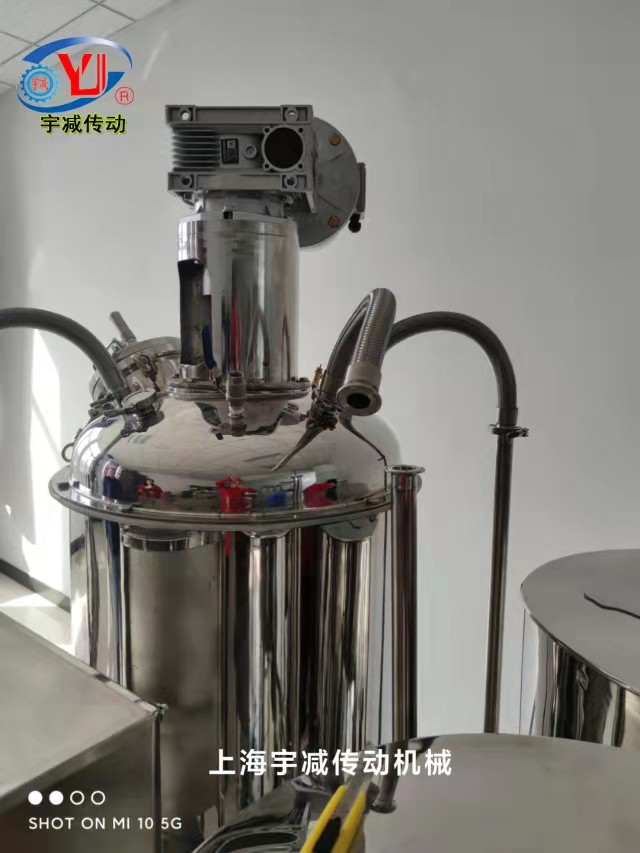整套300升耦合劑真空乳化不銹鋼攪拌系統(tǒng)安裝調(diào)試運(yùn)行良好
